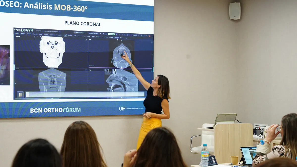 Una ponente explica un caso con tresD DICOM en la pantalla del aula