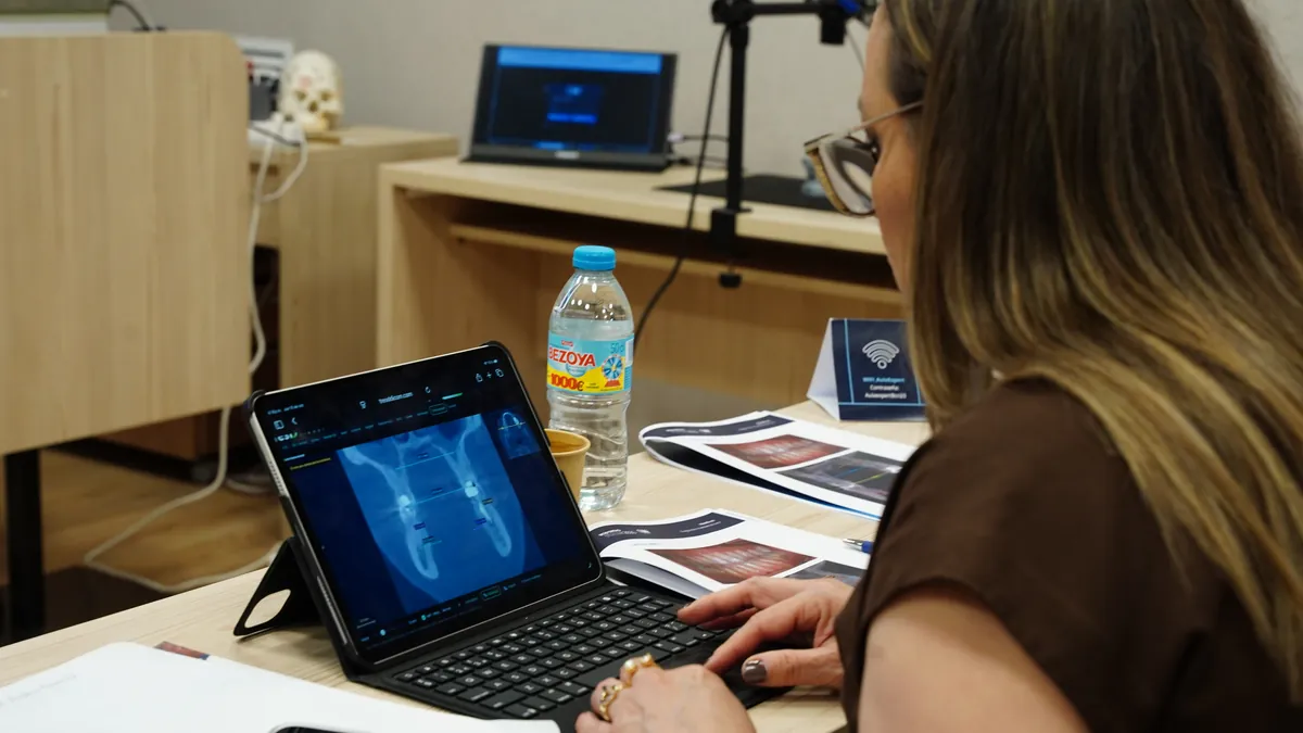 Una alumna trabaja con tresD DICOM en una tableta durante un curso presencial